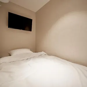 Capsule hotel Life In Euljiro